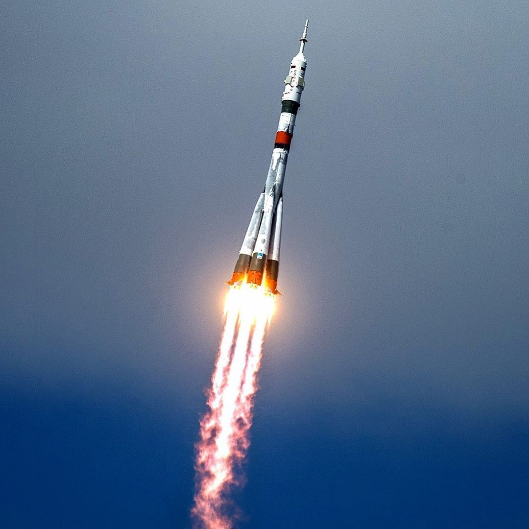 ракета в космосе